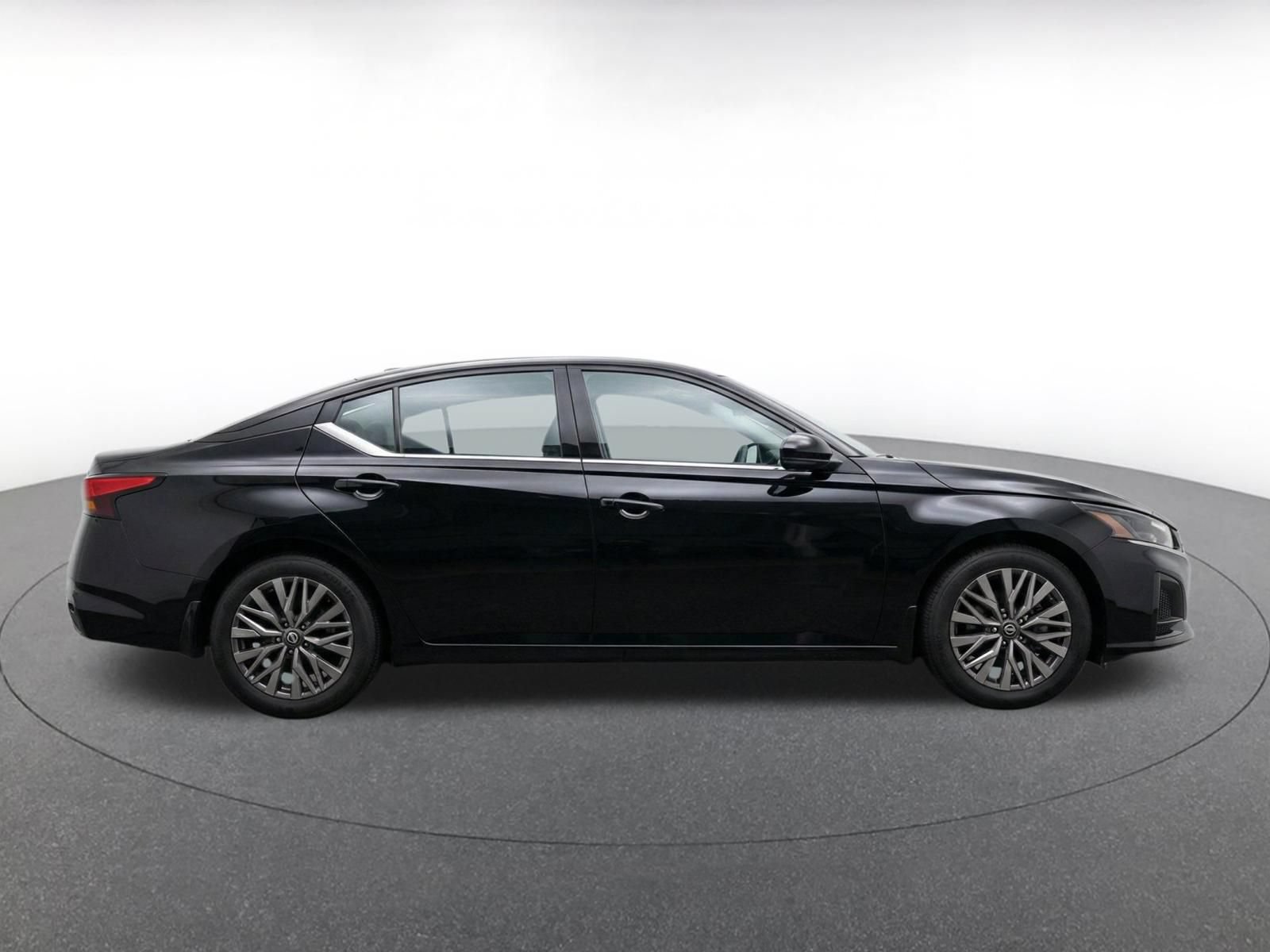Used 2025 Nissan Altima 2.5 SV FWD image 9