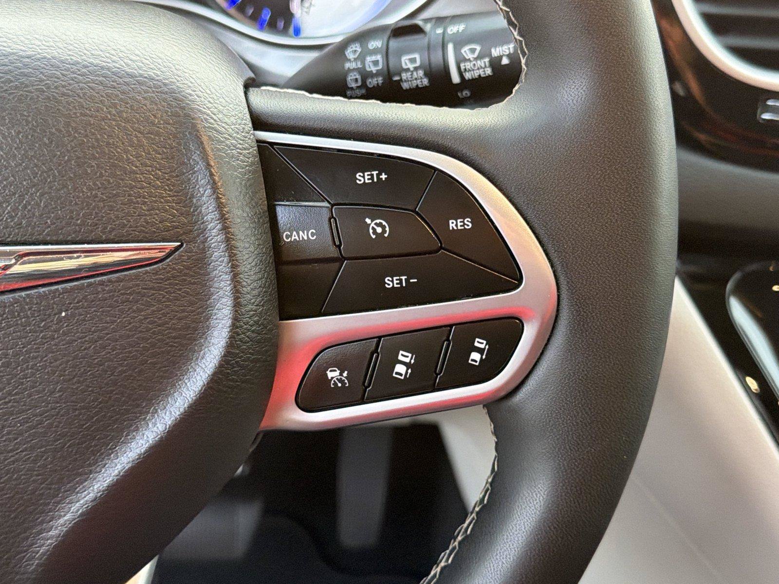Used 2024 Chrysler Pacifica Touring-L FWD image 24