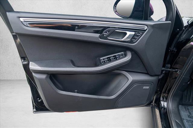 Certified 2018 Porsche Macan AWD/4WD image 10