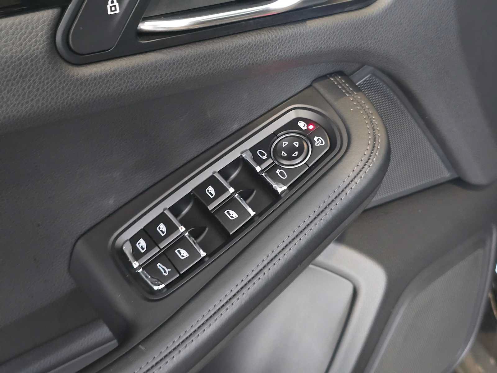Used 2020 Porsche Macan AWD/4WD image 25