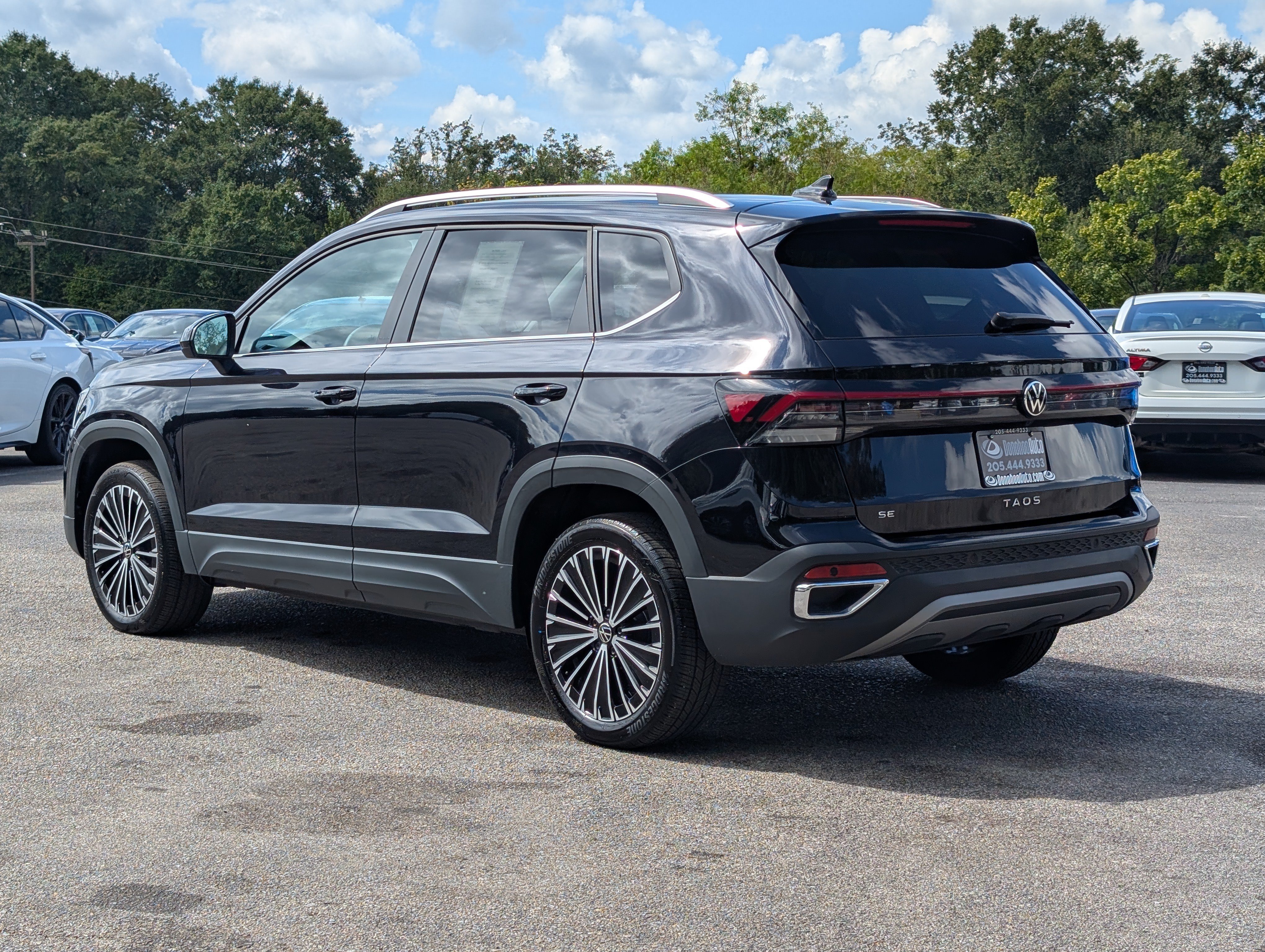 Used 2025 Volkswagen Taos SE w/ Panoramic Sunroof Package FWD image 7