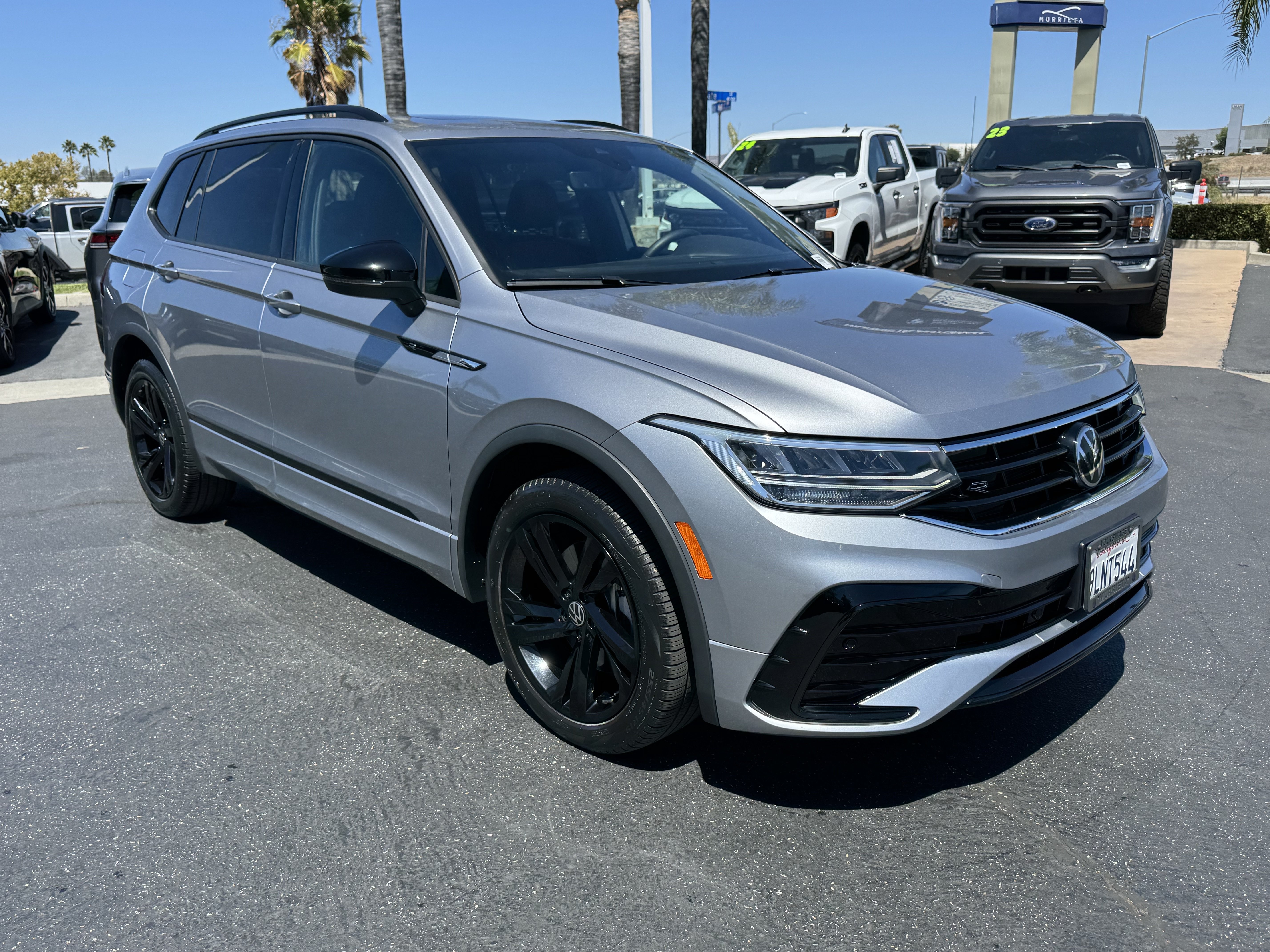 Used 2024 Volkswagen Tiguan SE R-Line FWD image 2