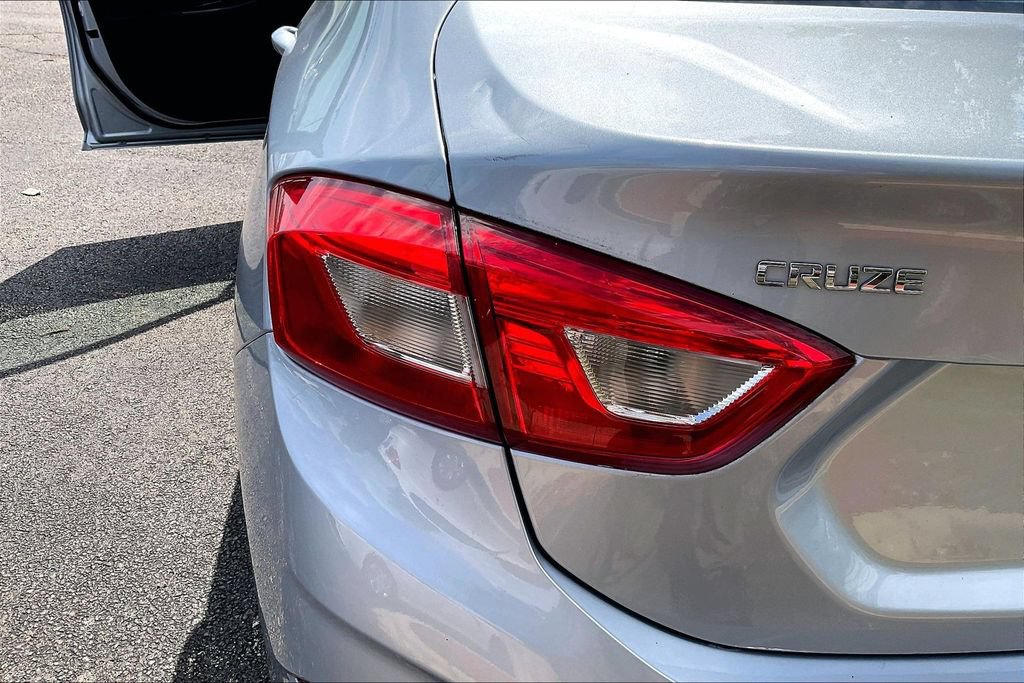 Used 2017 Chevrolet Cruze LS FWD image 33