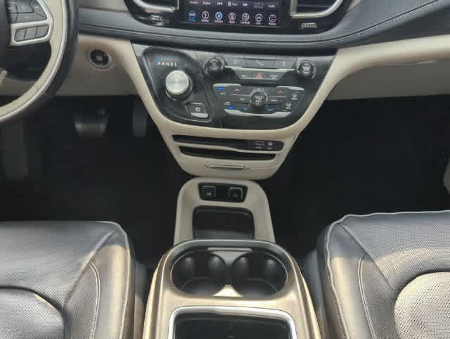 Certified 2018 Chrysler Pacifica Limited FWD image 31