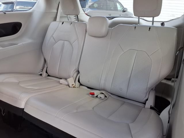 Used 2017 Chrysler Pacifica Touring-L Plus w/ Advanced Safetytec Group FWD image 6