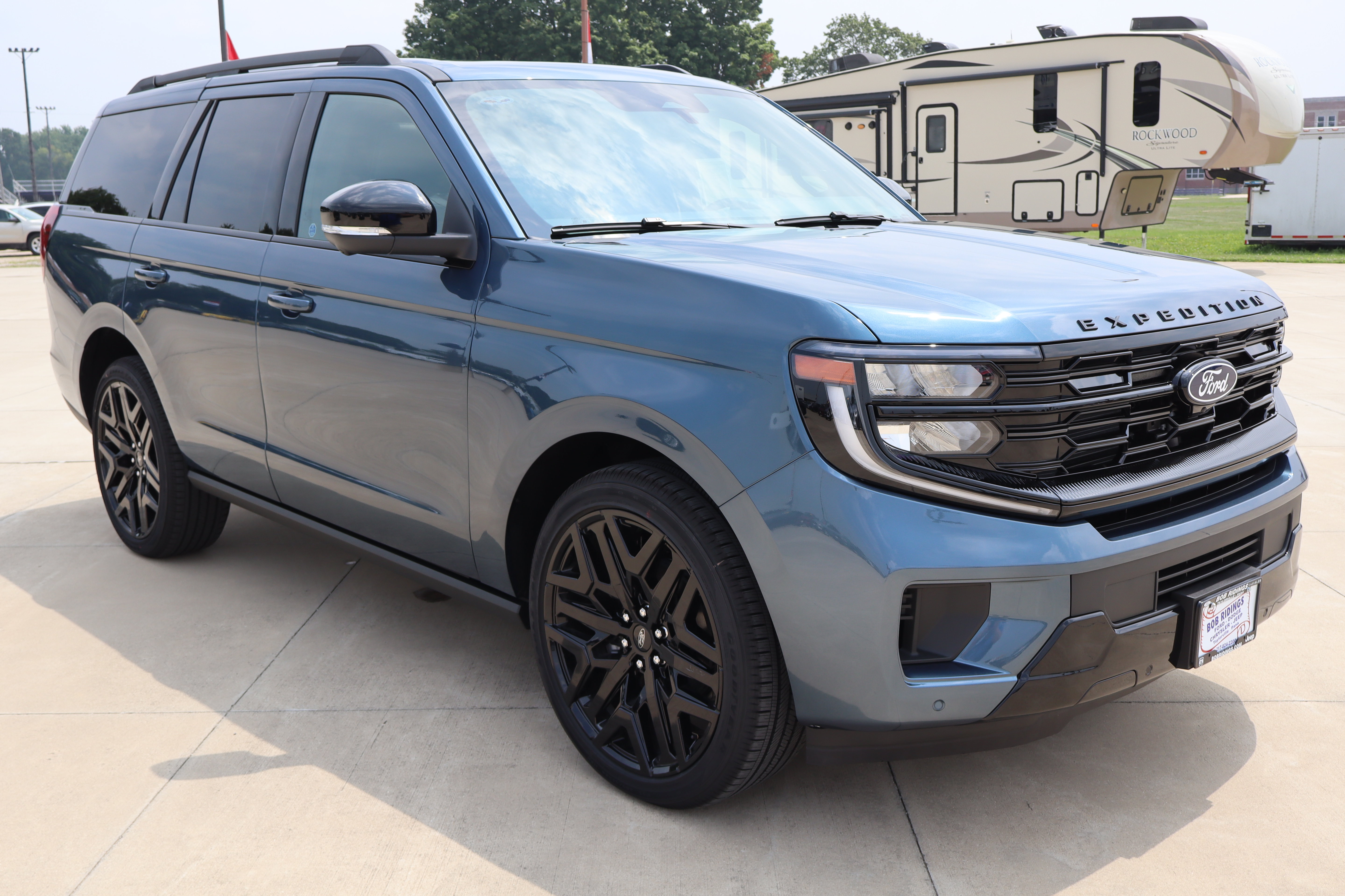 New 2027 Ford Expedition Platinum w/ Stealth Performance Package AWD/4WD image 3