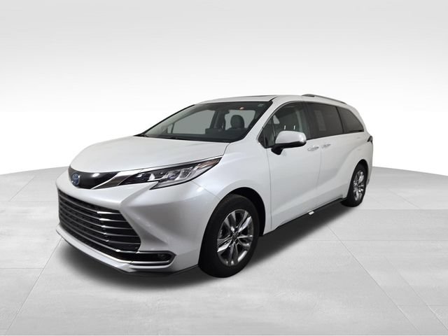 Used 2023 Toyota Sienna Limited FWD image 2