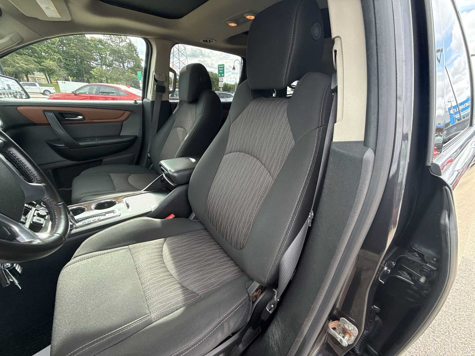 Used 2015 Chevrolet Traverse LT w/ Style and Technology Package FWD image 18