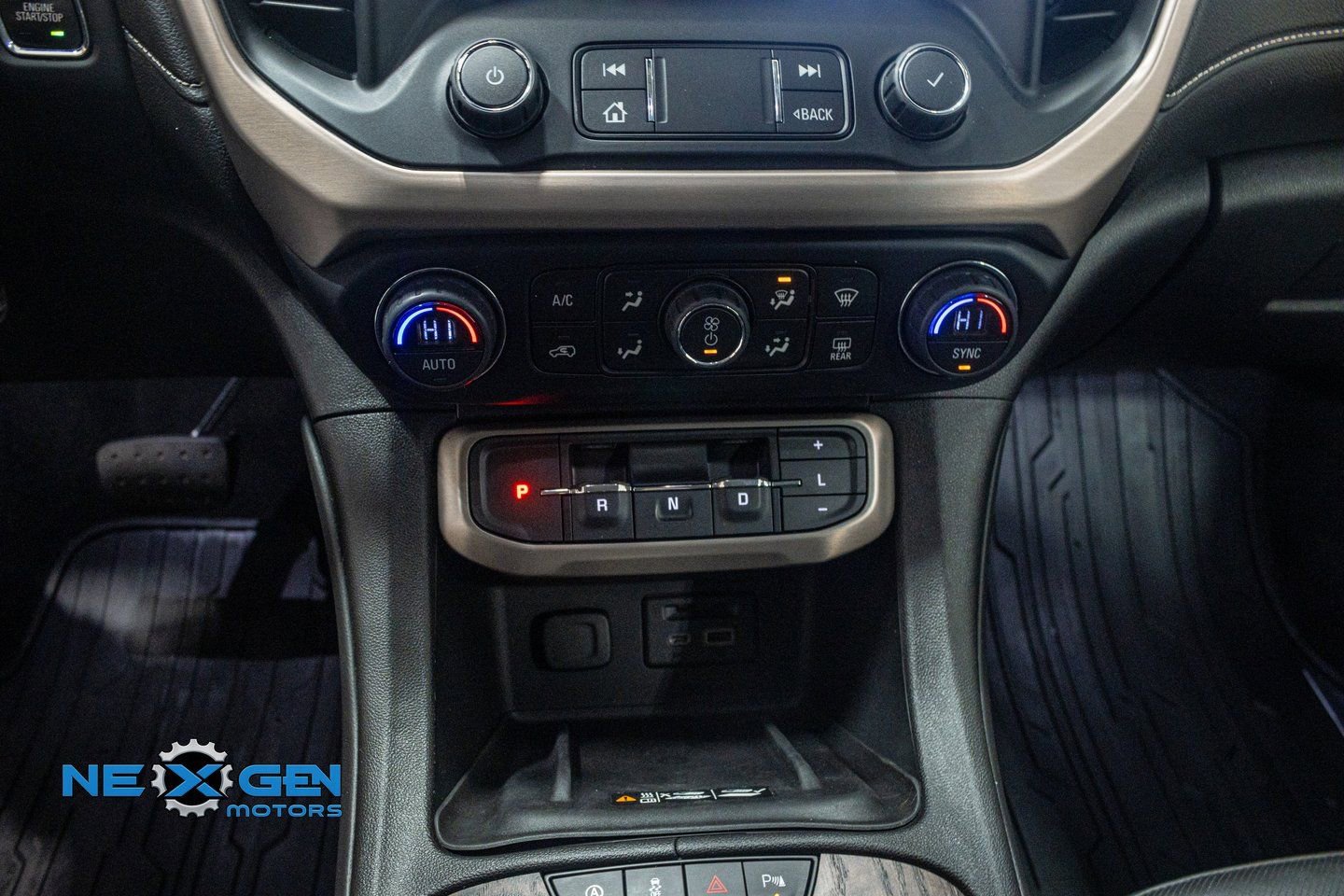 Used 2020 GMC Acadia Denali w/ Denali Ultimate Package image 18