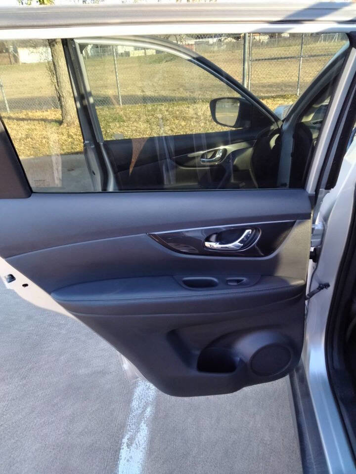 Used 2018 Nissan Rogue SV image 11