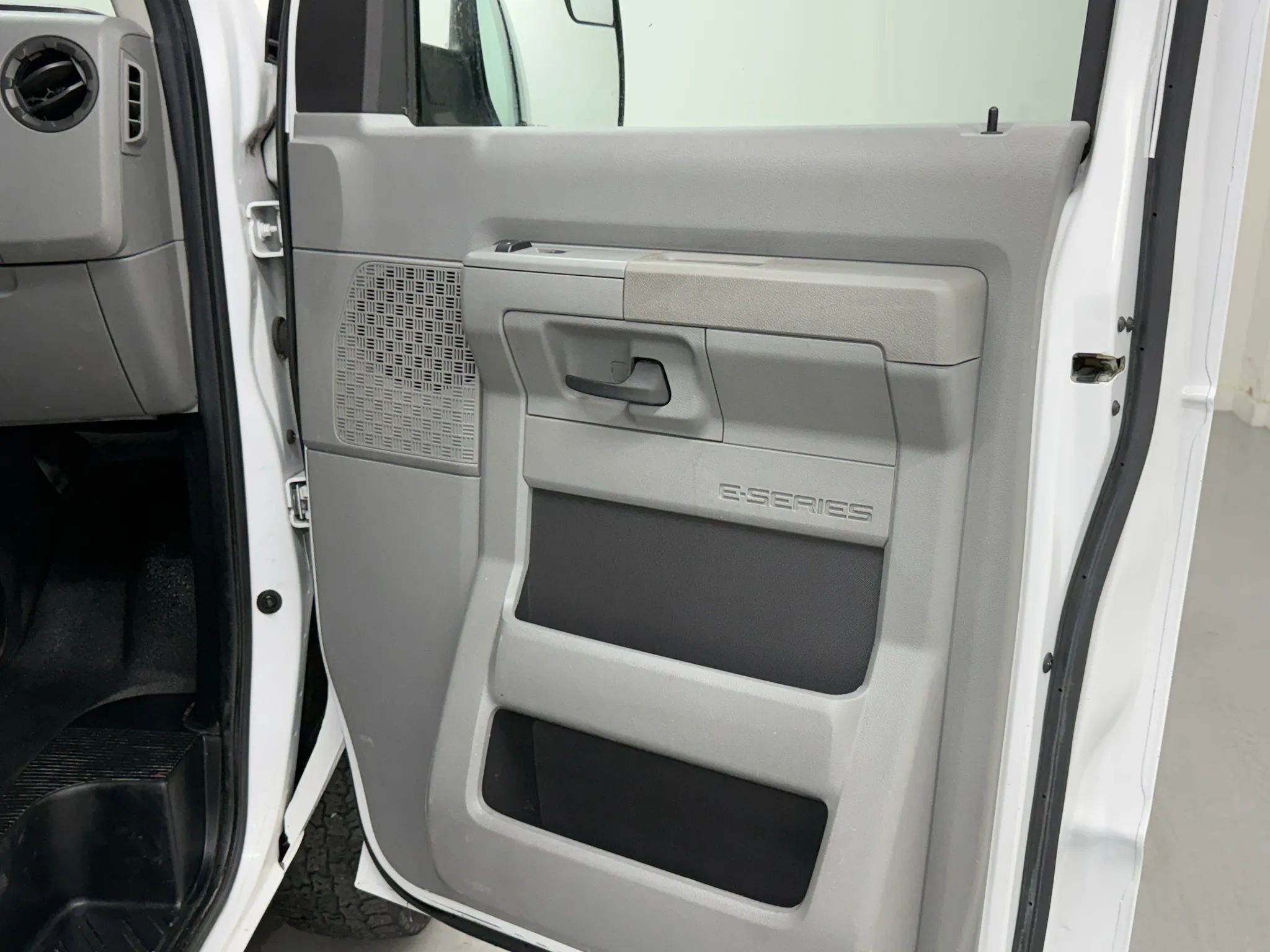 Used 2011 Ford E-150 and Econoline 150 w/ Commercial Cargo Van Pkg RWD image 11