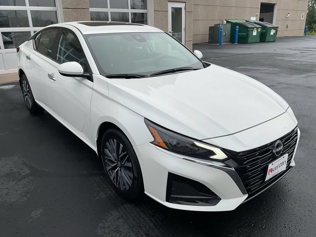 Used 2023 Nissan Altima 2.5 SV w/ SV Premium Package AWD/4WD image 3