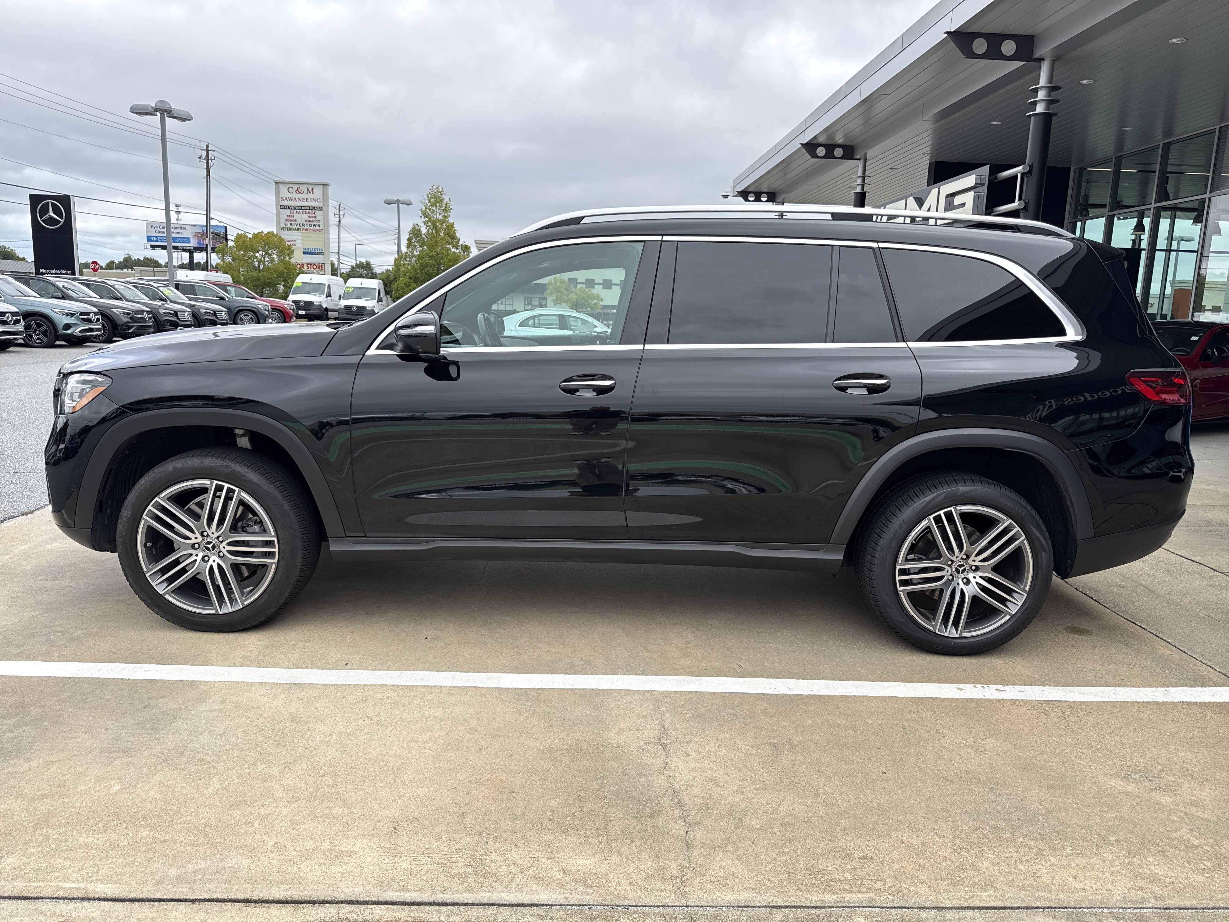 Used 2025 Mercedes-Benz GLS 450 4MATIC image 2