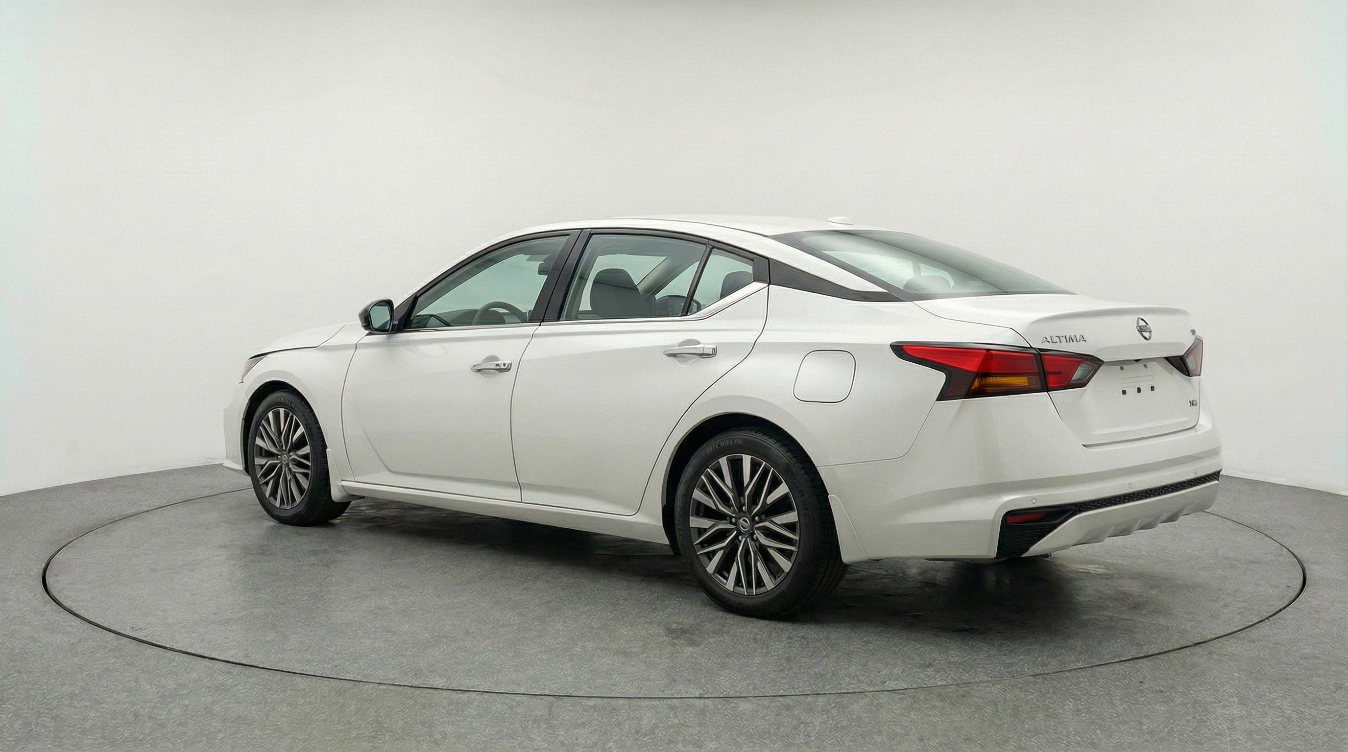 Used 2025 Nissan Altima 2.5 SV FWD image 6