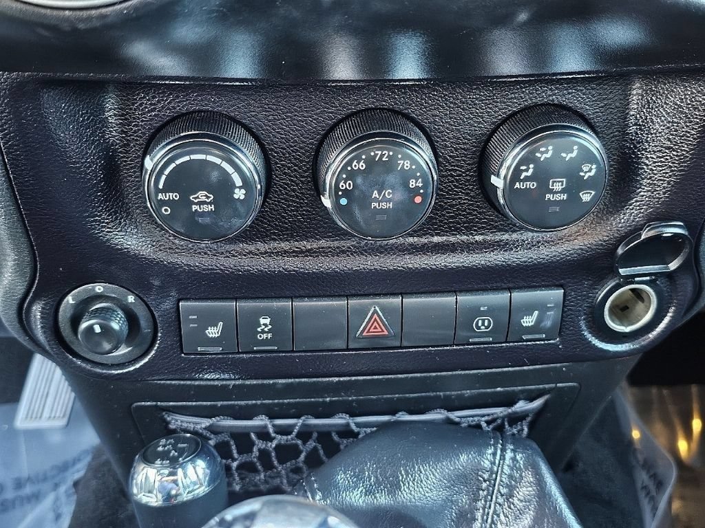 Used 2015 Jeep Wrangler Unlimited Rubicon AWD/4WD image 29