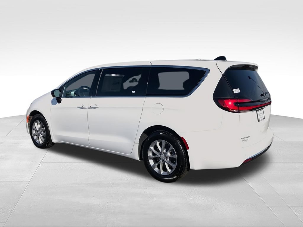 New 2026 Chrysler Pacifica Limited w/ Uconnect Theater Family Group FWD image 6