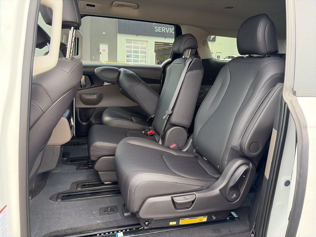 New 2027 Kia Carnival FWD image 23