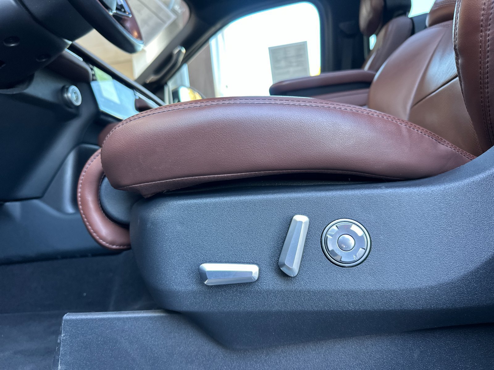 Certified 2025 Lincoln Navigator Reserve AWD/4WD image 12