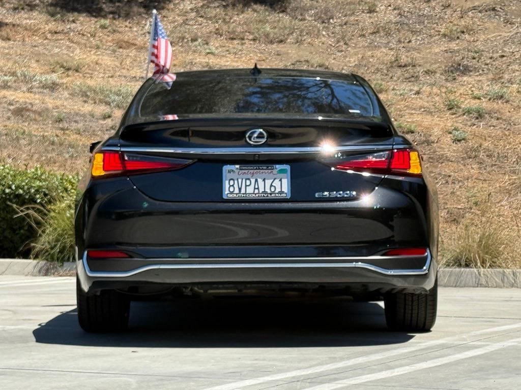 Certified 2021 Lexus ES 300h w/ Premium Package FWD image 12