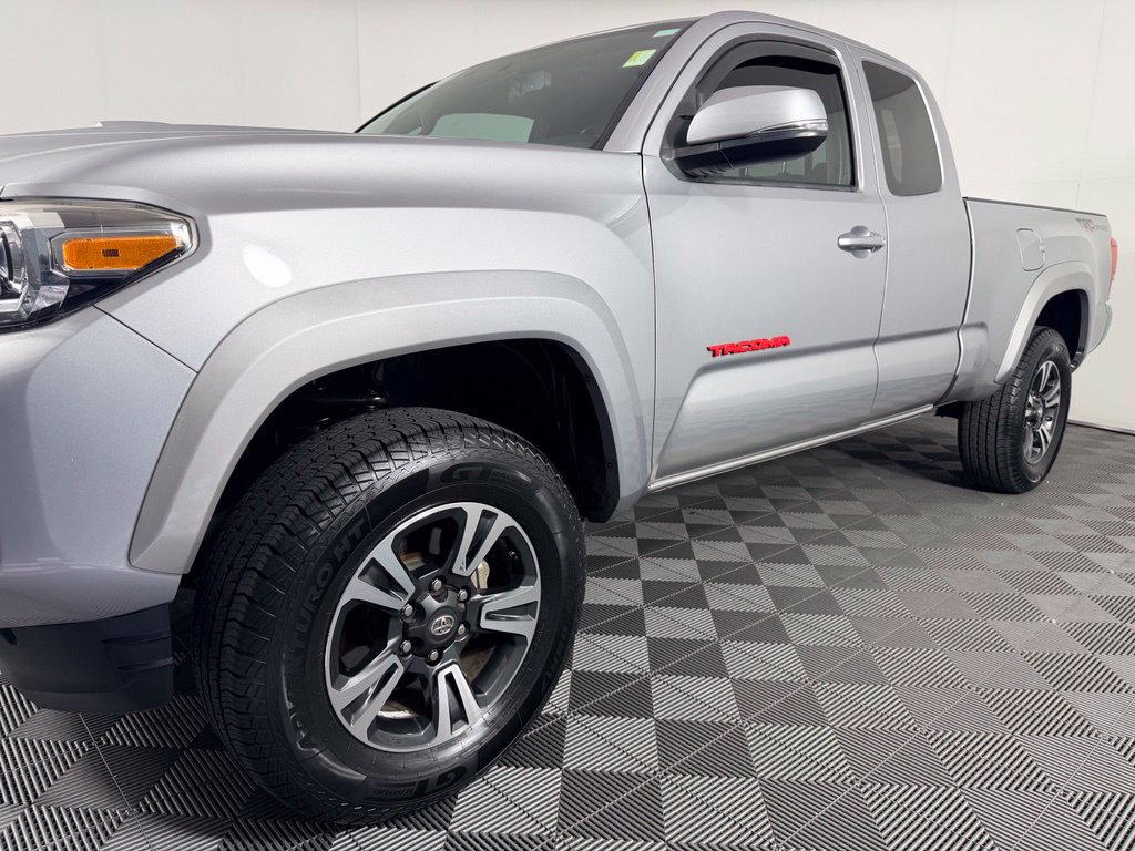 Used 2016 Toyota Tacoma TRD Sport w/ Towing Package RWD image 11
