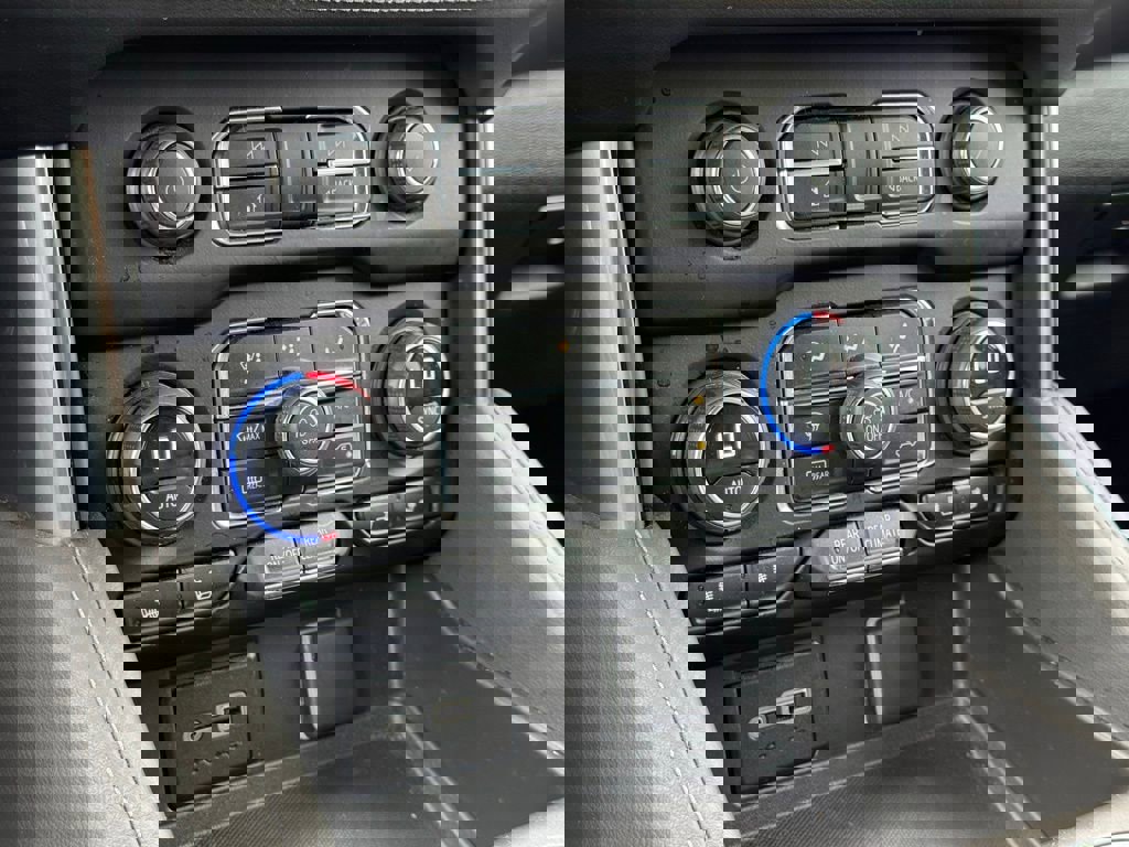 Used 2023 Chevrolet Suburban LT w/ Luxury Package AWD/4WD image 35