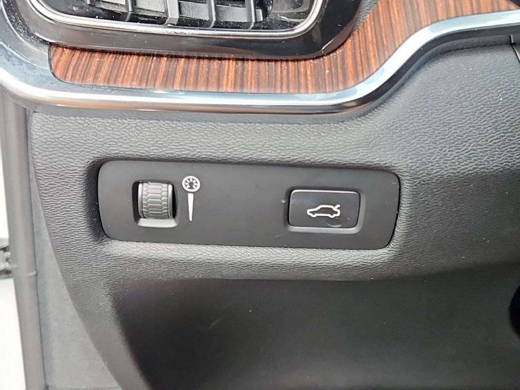 Used 2021 Volvo S60 T5 Momentum w/ Premium Package FWD image 14