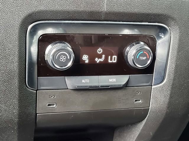 Used 2025 Chevrolet Suburban Z71 image 17