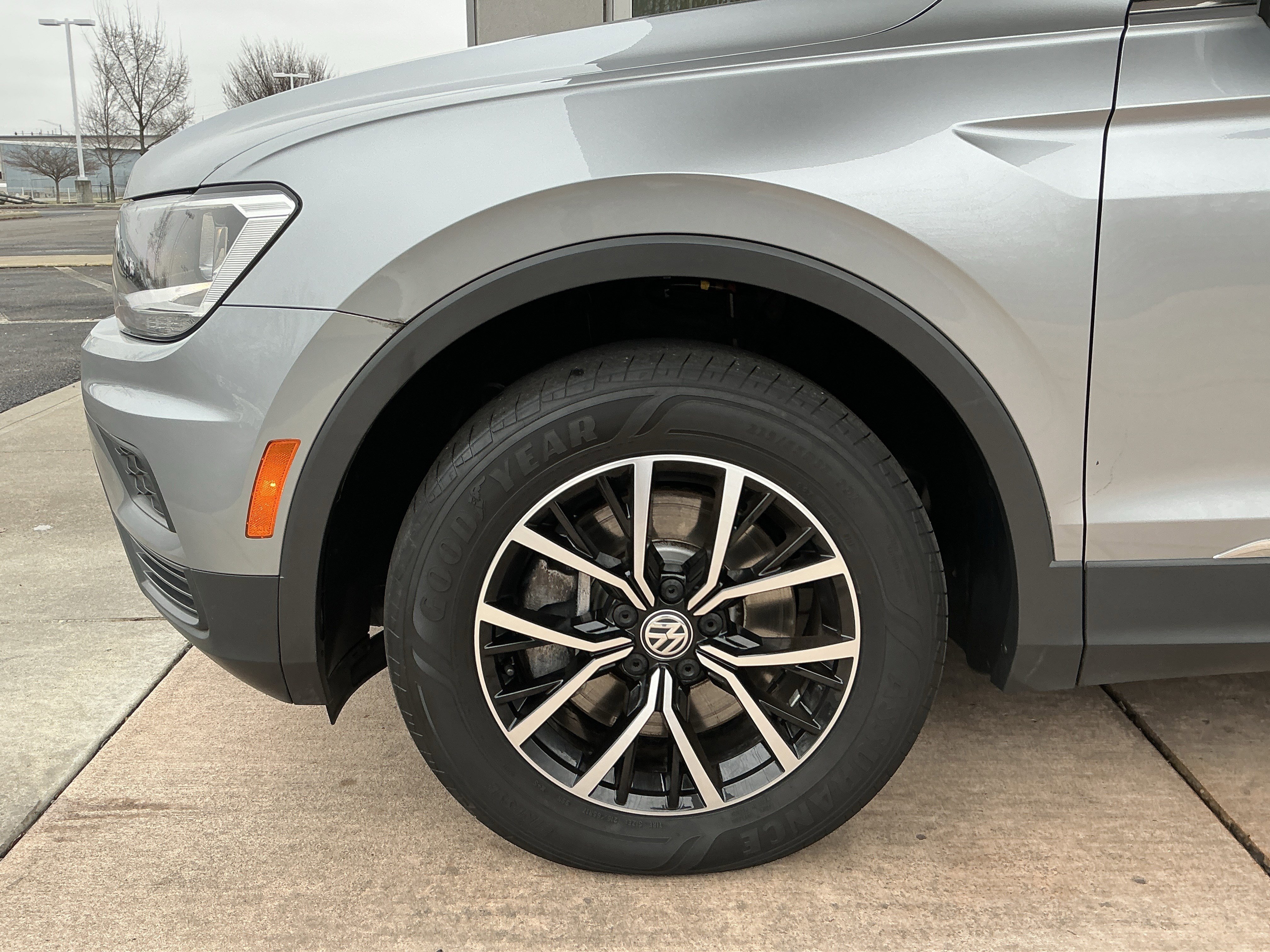 Used 2021 Volkswagen Tiguan SE w/ Panoramic Sunroof Package image 25