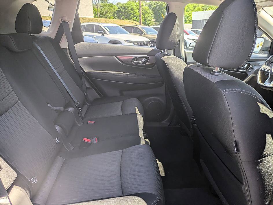 Used 2017 Nissan Rogue SV w/ SV Premium Package FWD image 27