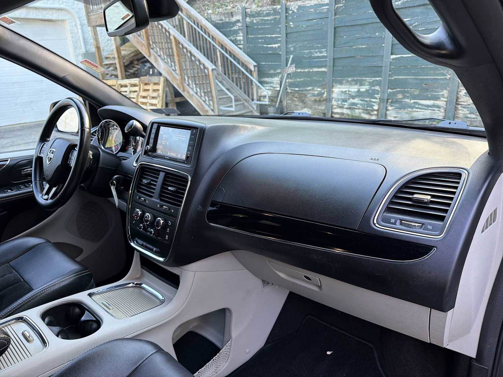 Used 2018 Dodge Grand Caravan SXT FWD image 25