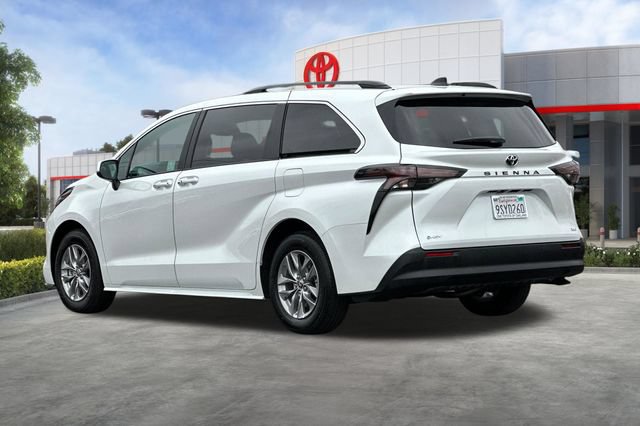 Certified 2026 Toyota Sienna XLE FWD image 7
