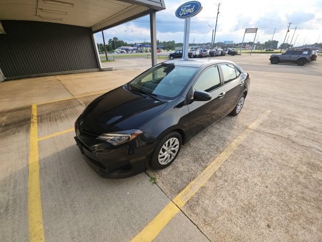 Used 2017 Toyota Corolla LE FWD image 2