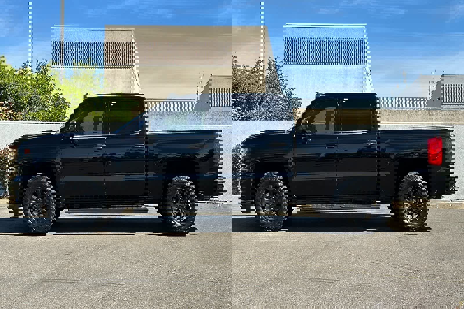 Used 2018 Chevrolet Silverado 1500 LTZ Z71 w/ LTZ Plus Package image 9