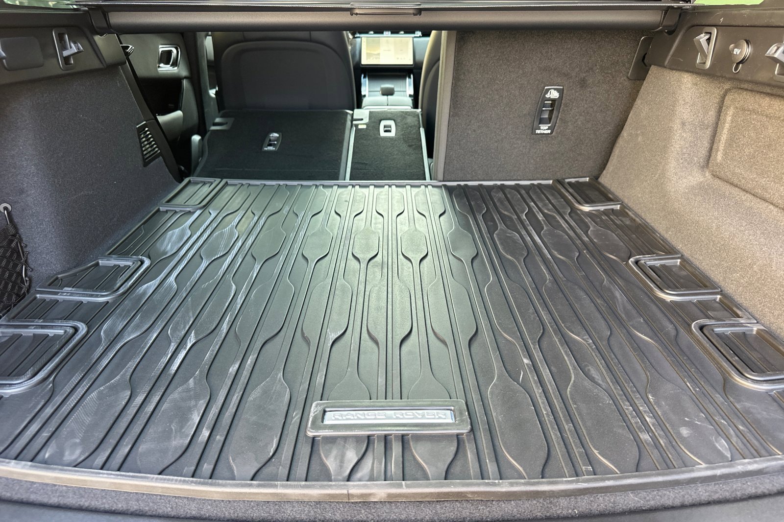 New 2026 Land Rover Range Rover Velar Dynamic SE image 16