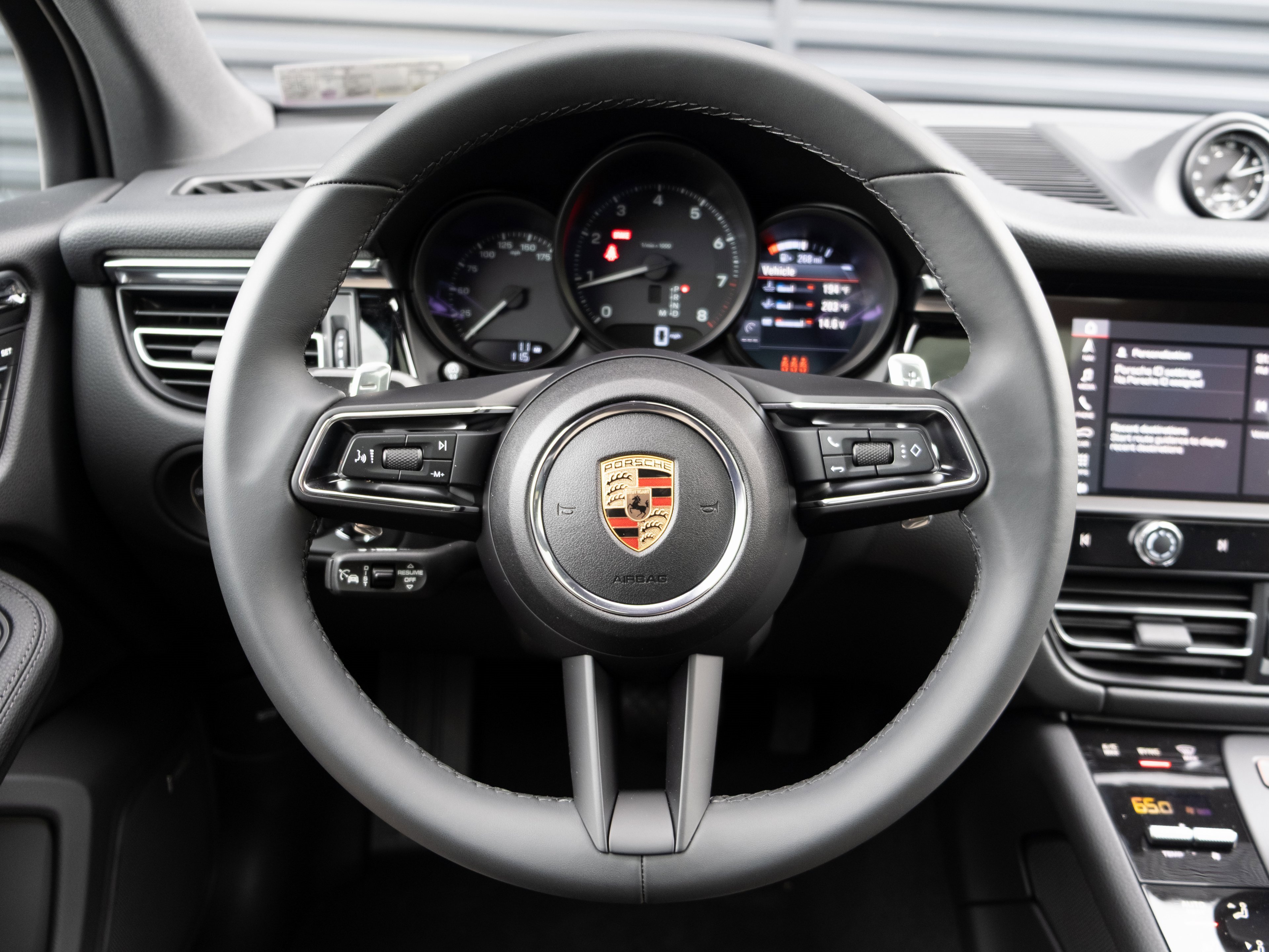 Certified 2025 Porsche Macan image 6
