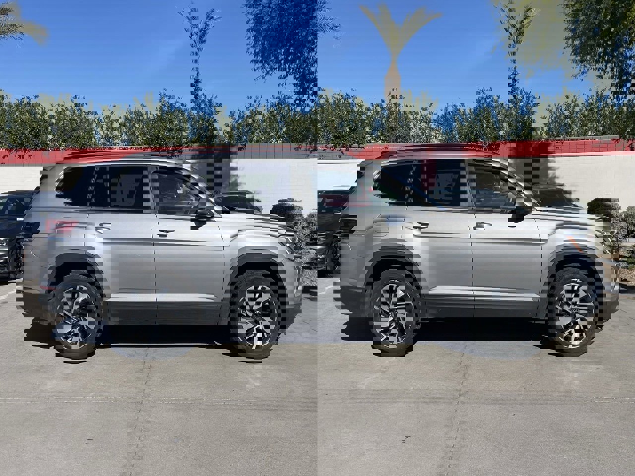 Used 2024 Volkswagen Atlas SE image 3