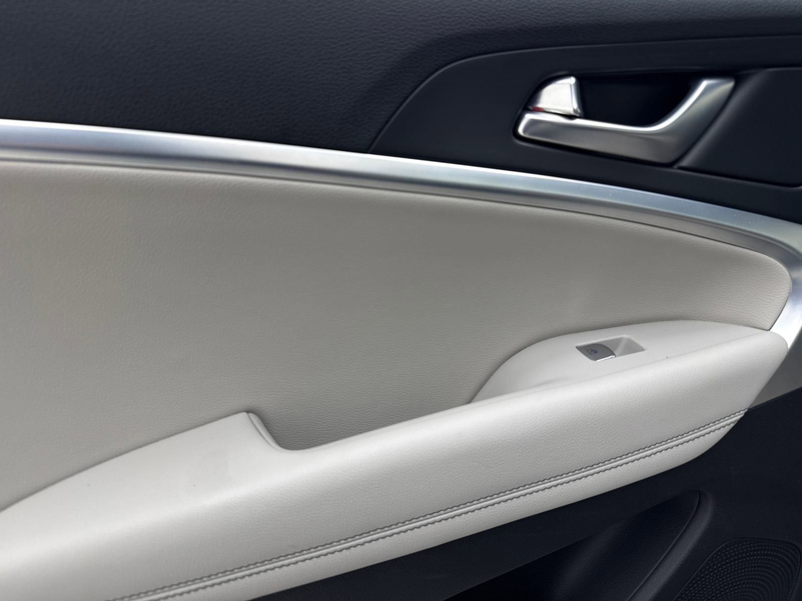 Used 2023 Genesis G70 2.0T image 41