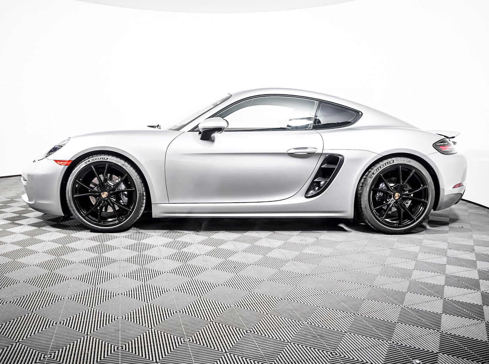 Certified 2025 Porsche 718 Cayman RWD image 2
