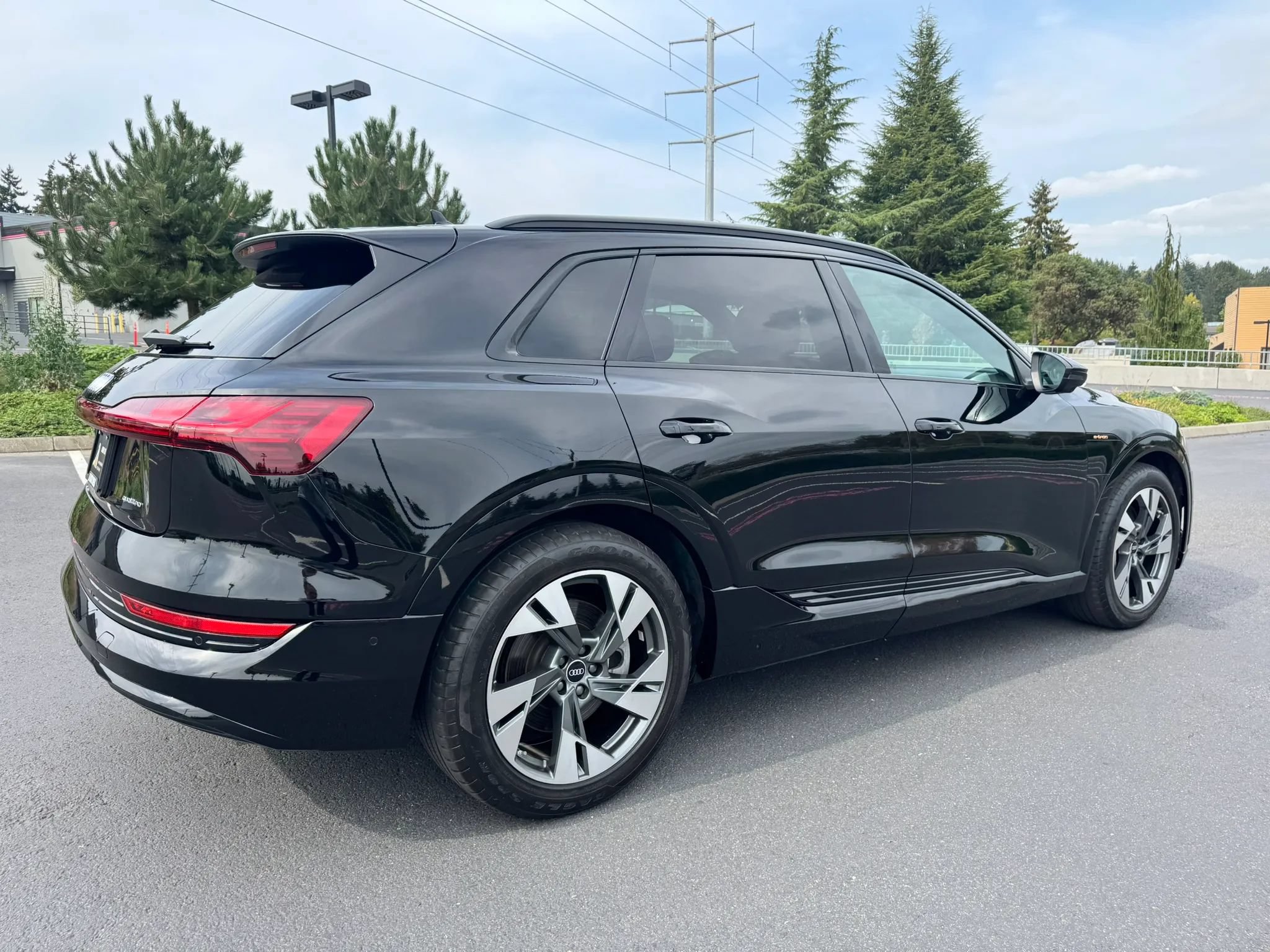 Used 2022 Audi e-tron Premium w/ Convenience Plus Package AWD/4WD image 11