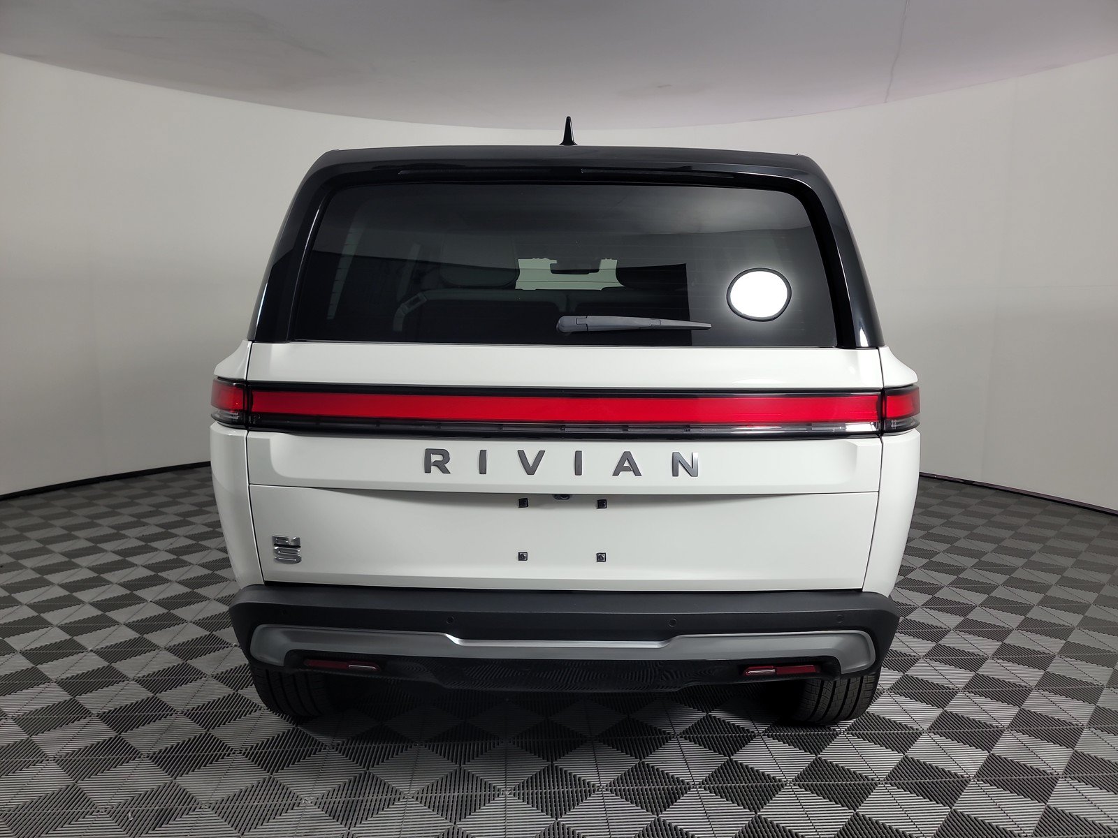 Used 2025 Rivian R1S Adventure AWD/4WD image 4