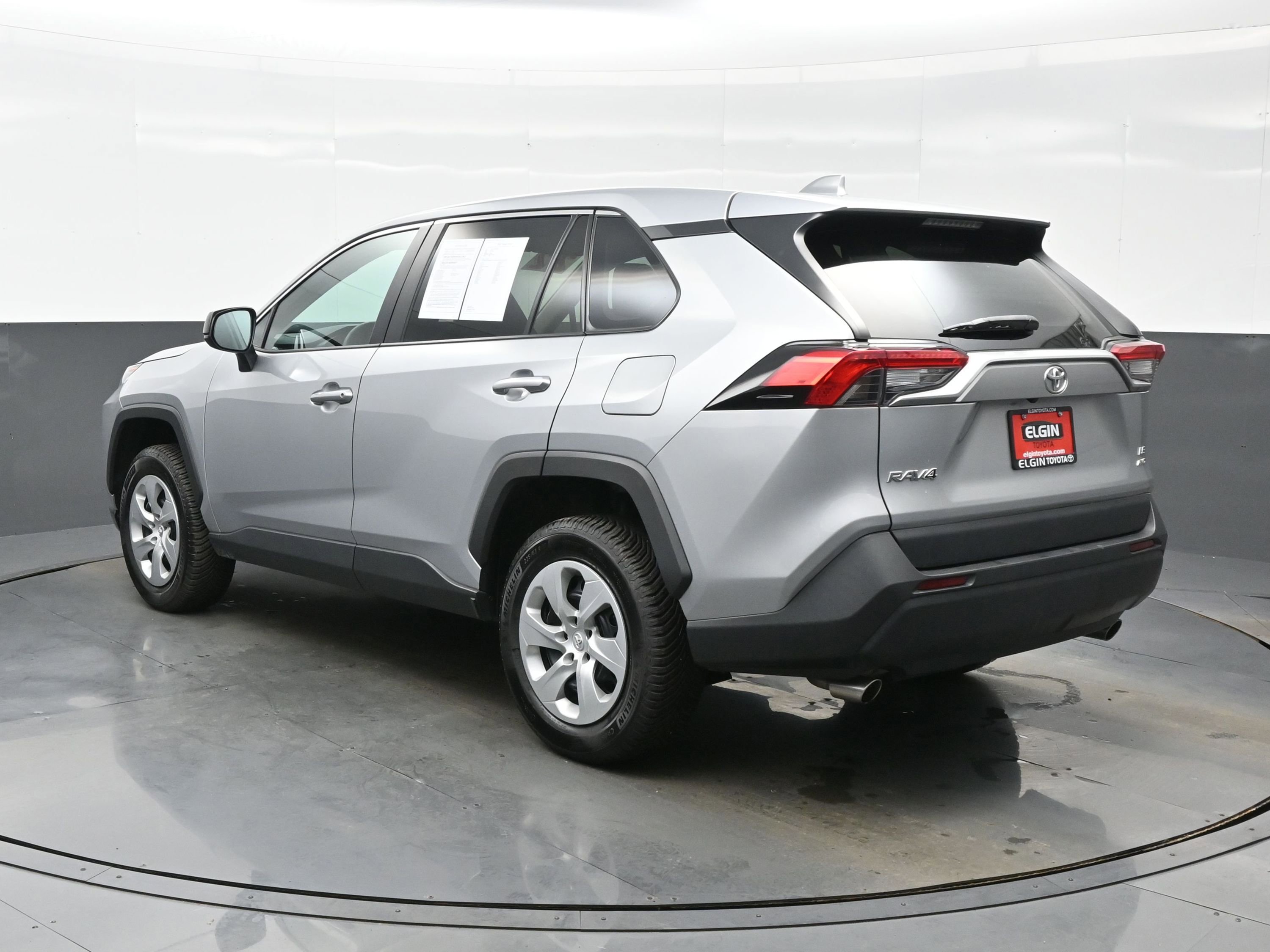 Used 2022 Toyota RAV4 LE AWD/4WD image 4