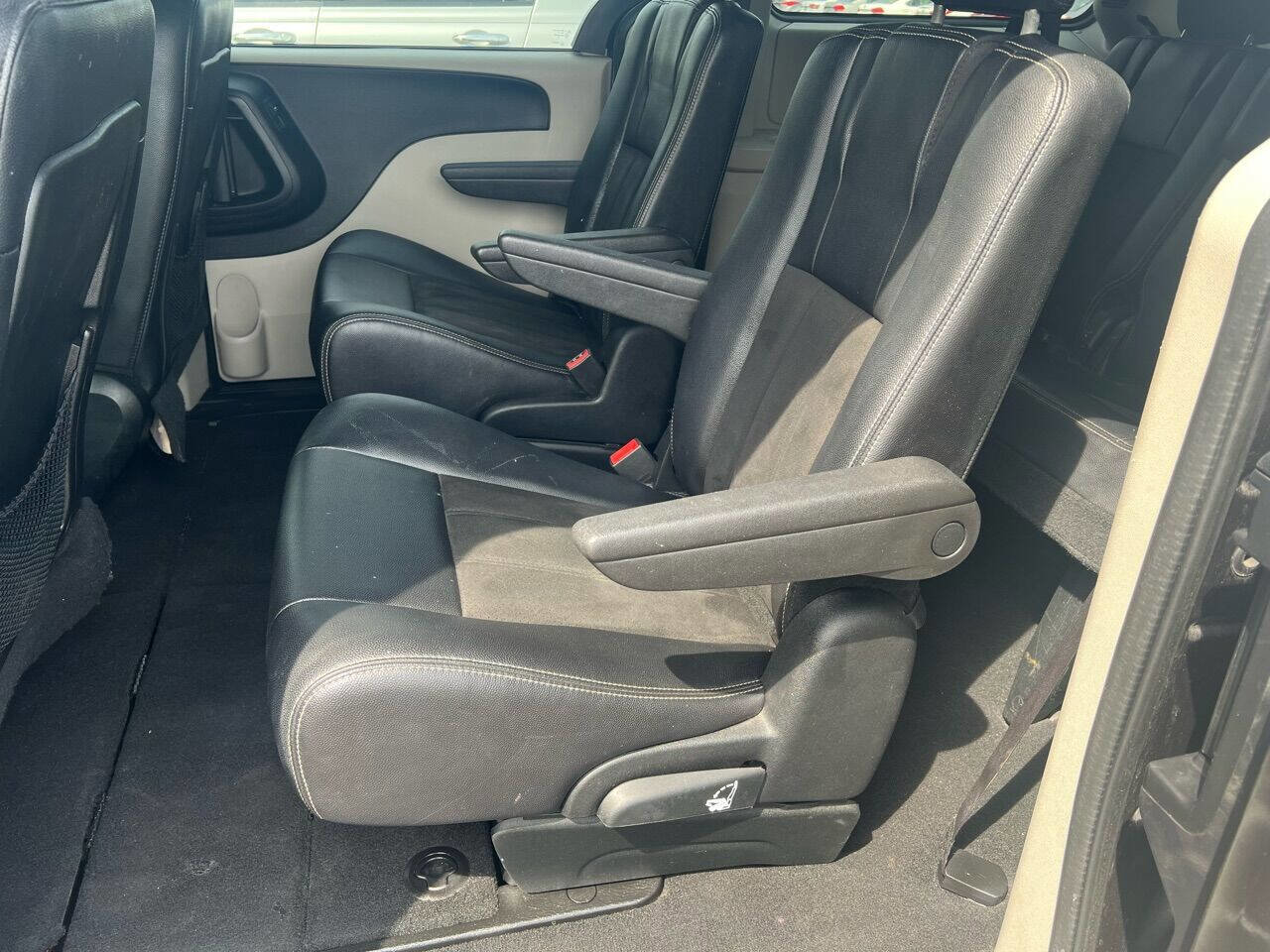 Used 2019 Dodge Grand Caravan SXT image 12