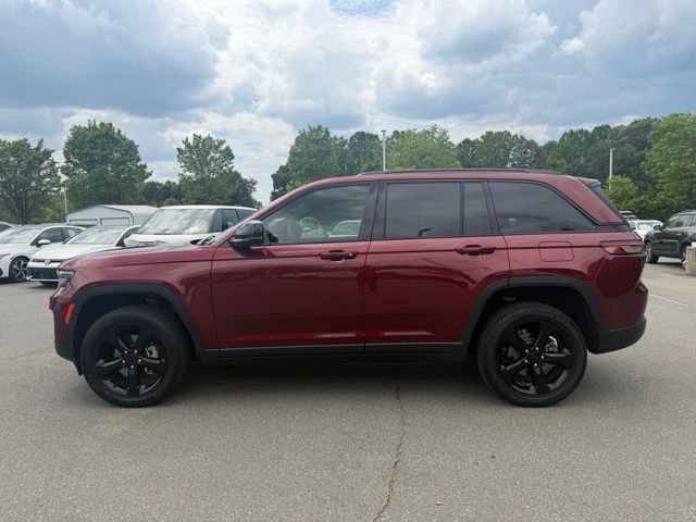 Used 2023 Jeep Grand Cherokee Altitude AWD/4WD image 2