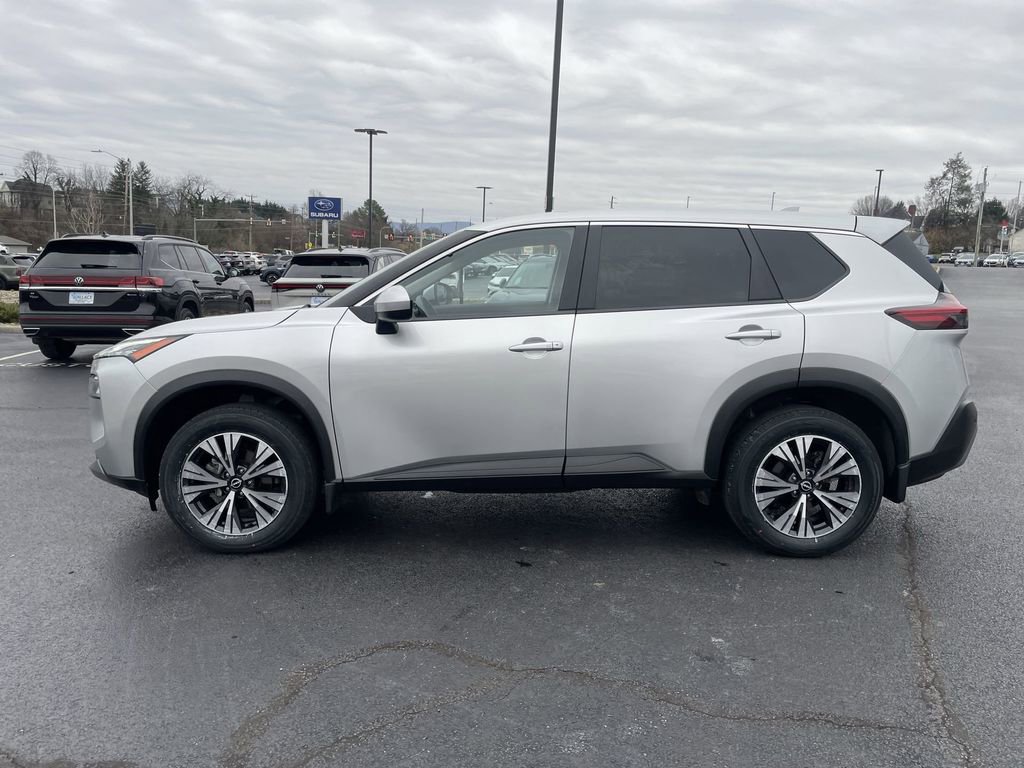 Used 2023 Nissan Rogue SV image 3