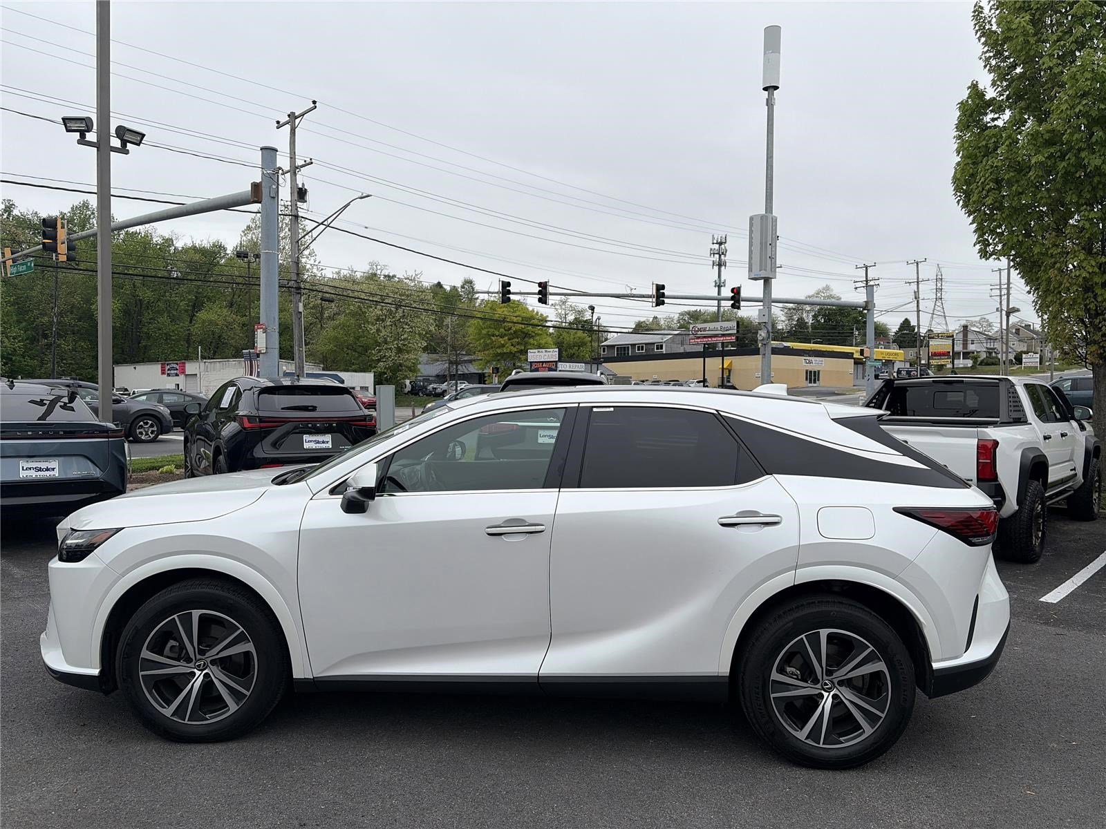 Used 2025 Lexus RX 350 Premium w/ Accessory Package AWD/4WD image 2