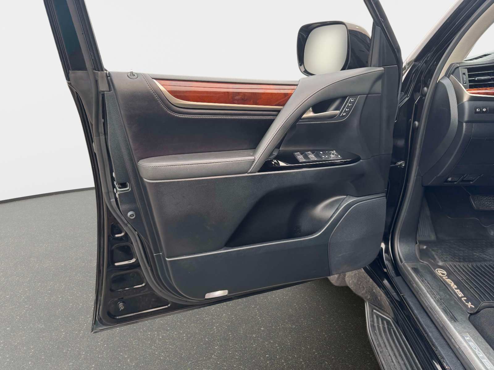 Used 2019 Lexus LX 570 4WD w/ Luxury Package image 20