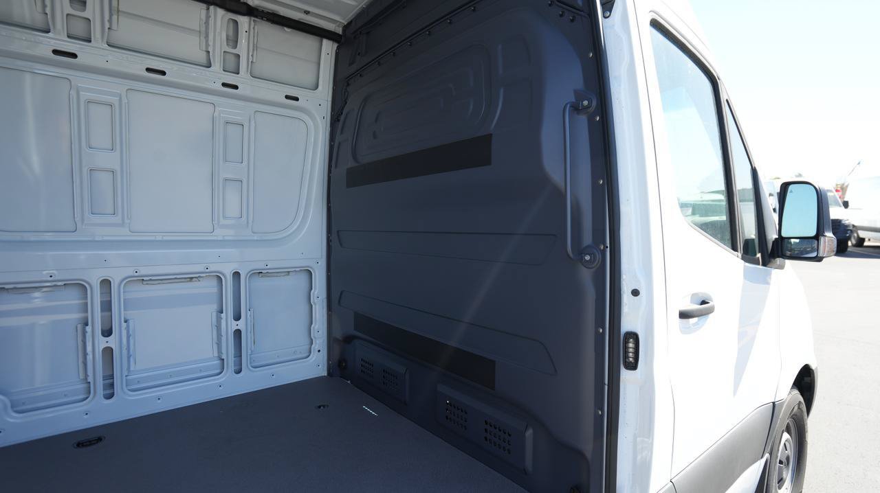Used 2024 Mercedes-Benz Sprinter 2500 image 11