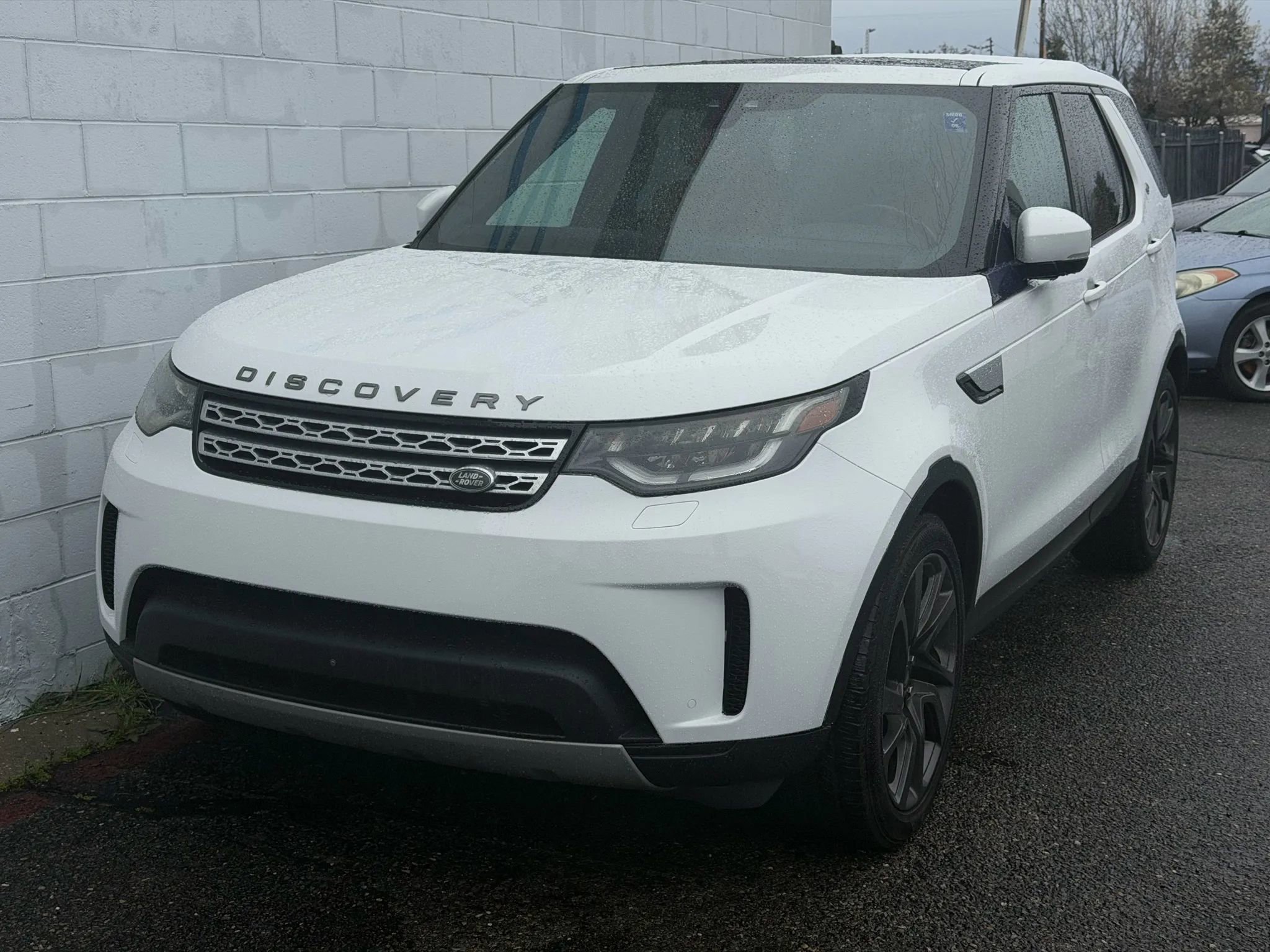 Used 2018 Land Rover Discovery HSE image 2