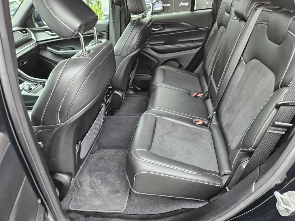 Used 2025 Jeep Grand Cherokee Altitude AWD/4WD image 13