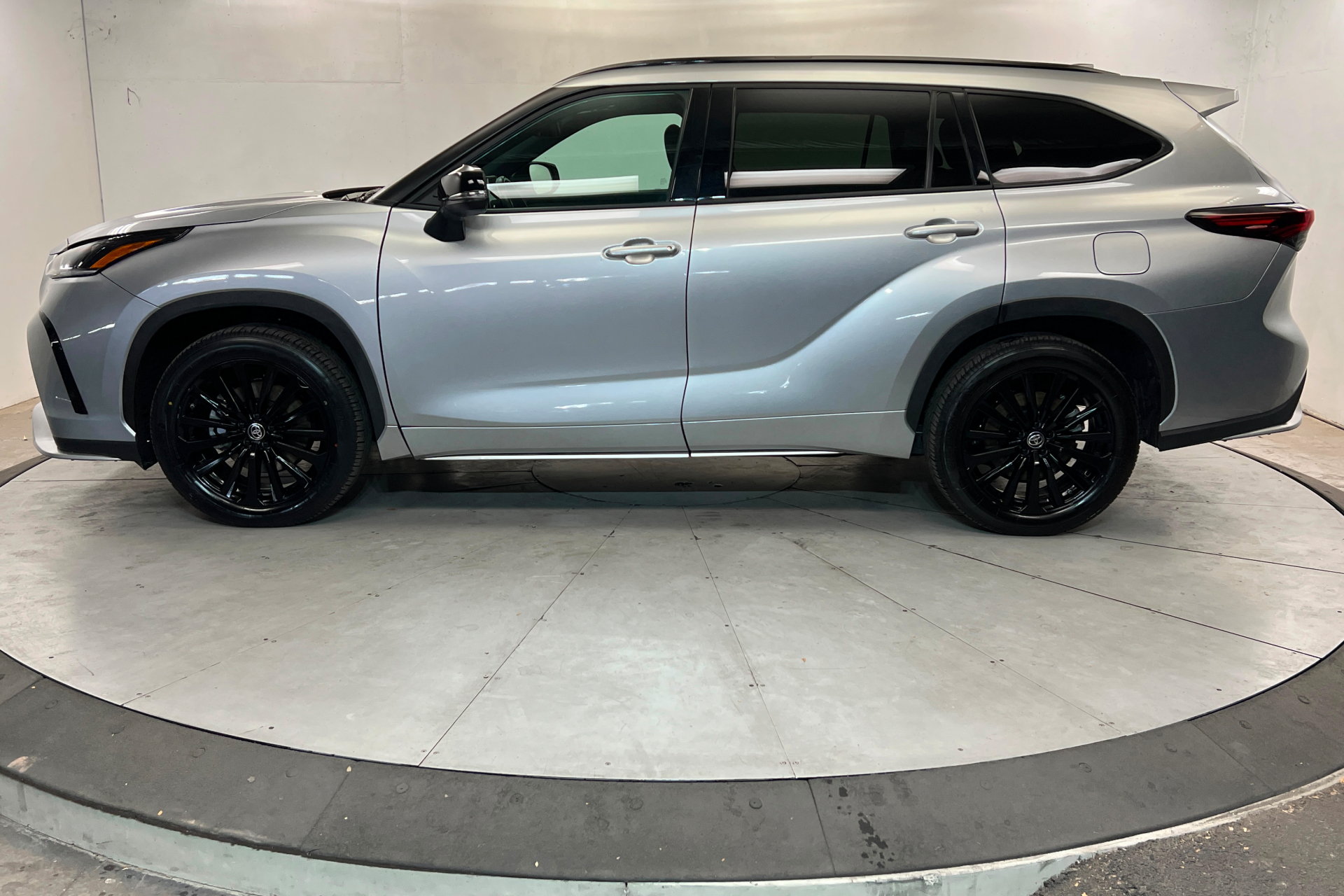 Used 2025 Toyota Highlander XSE AWD/4WD image 2